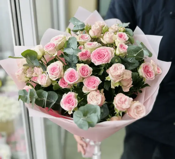 Букет из 9 розовых кустовых роз